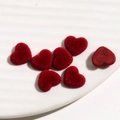 Detailweergave van rode mini hart bedeltjes met platte achterkant voor DIY - Rood
