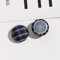 Dettaglio di bottoni rotondi in tessuto scozzese con retro in metallo per accessori DIY - Blu