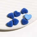 Macro-opname van koningsblauwe gevlokte hartvormige bedeltjes voor DIY-knutselen en sieraden - Blauw