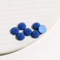 Detailansicht der 8mm blauen beflockten Halbrundperlen für DIY-Schmuckdesign - 1 Stück / Blau