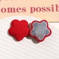 Détail de deux boutons fleurs en tissu rouge avec base en métal pour bijoux DIY - Rouge