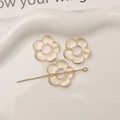 Vue macro de perles fleurs en acrylique ambré avec tige métallique pour bijoux DIY - Fleur de Prunier Ajourée