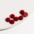 Detailansicht roter 8mm beflockter Halbrundperlen mit flacher Basis für DIY-Schmuck - 1 Stück / Rot