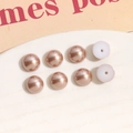 Nahaufnahme von 8mm warmbraunen Harzperlen mit flacher Rückseite und Mittelloch - 1 Stück / Rosa