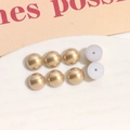 Makro-Detail von 8mm champagnerfarbenen Halbrund-Perlen für DIY-Schmuck und Bastelarbeiten - 1 Stück / Gold