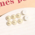 Nahaufnahme von 8mm cremefarbenen Halbperlen mit flacher Rückseite und Loch für DIY-Schmuck - 1 Stück / Weiß