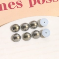 Makroaufnahme von 8 mm gunmetal grauen Halbkugel-Nieten für DIY-Schmuck und Nailart - 1 Stück / Grau