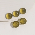 Primo piano di cinque cabochon rotondi in resina color ambra da 16mm per gioielli fai da te - Verde trasparente