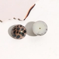 Vue macro de perles en acrylique léopard et composants ronds en résine translucide - 1 Pièce / Café Rose