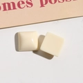 Dettaglio di ciondoli quadrati in resina bianco crema per orecchini e decorazioni - Bianco Crema Tinta Unita