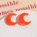 Nahaufnahme der hellorangen Harz-Halbmonde mit Marmorstruktur und polierter Oberfläche - Orangerot