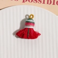 Détail du pendentif pompon en coton rouge avec boucle dorée et fil scintillant - Rouge