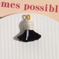 Détail de l'enroulement de fil arc-en-ciel et pompon en soie noire avec anneau doré - Noir