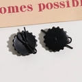 Detalle de botones de madera negros con forma de engranaje para joyería artesanal DIY - Negro (Lazo Negro)
