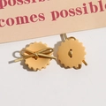 Detalle de botón de madera crema con lazo dorado para pendientes y accesorios - Amarillo (Lazo Dorado)