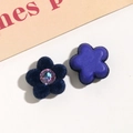 Detailansicht von blauen beflockten Blumen-Anhängern mit Strass für DIY-Schmuck und Haarschmuck - Marineblau