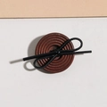 Detailansicht runder Holzknopf mit konzentrischer Textur und schwarzer Lederschleife - Schwarze Schleife