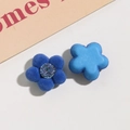 Makroansicht blauer beflockter Blumenanhänger mit Strass für DIY Schmuckzubehör - Saphirblau