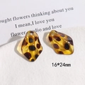 Dettaglio di ciondoli a foglia leopardata per creazione gioielli, misura 16x24mm - Stile Foglia / 16x24mm