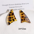 Dettaglio di ciondoli in acrilico con stampa leopardata per orecchini fai-da-te 26x32mm - Forma a Ventaglio / 26x32mm
