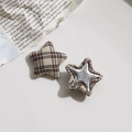 Detalle de botones de estrella en tela de cuadros con incrustación de estrella plateada metálica - Estilo de Cuadros Finos Beige Negro Rojo