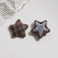 Detalle del botón de tela a cuadros con forma de estrella y base de metal para costura - Estilo de Cuadros Marrón Rojo Azul Beige