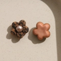 Dettaglio di ciondoli a fiore floccati leopardati con perle per creazioni di gioielli fai da te - Tonalità Rosa con Perla
