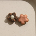 Dettaglio di fiore floccato leopardato marrone con perla e base rossa opaca DIY - Stile Perla Bianca
