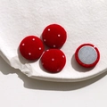 Gros plan de boutons magnétiques en velours rouge avec cristaux pour bijoux DIY - Petit Rond (17mm)