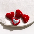 Vue macro d'accessoires cœur en velours rouge avec pois blancs pour bijoux DIY - Petit Cœur (18x15mm)