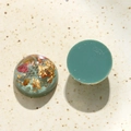 Vue détaillée de cabochons en résine faits main avec feuilles d'or et maille alvéolée - Vert Rond