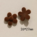 Dettaglio di ciondoli a fiore floccati marrone caffè latte 26x27mm per accessori fai da te - Fiore Grande Caffè Scuro