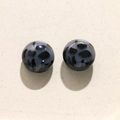 Macro-opname van 20mm retro luipaardprint hars studs met gladde grijze oppervlakte - Grijs