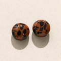 Gros plan de cabochons ronds de 20mm imprimé léopard pour la création de boucles - Café Foncé