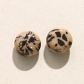 Gros plan de cabochons en résine à motif léopard de 20 mm pour la création de bijoux DIY - Café Clair