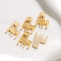 Detailweergave van vijf crèmegele acryl bedeltjes met droevige gezichtjes voor DIY sieraden - Stoel Stijl (B75-4-33-34)