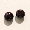 Macrodetail van 20mm donkerrode harskralen met luipaardprint voor vintage doe-het-zelf - Zwart Koffie