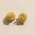 Dettaglio di orecchini a rosa in maglia dorata con petali intrecciati a più strati - Piccolo Uno