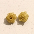 Dettaglio di due ciondoli a rosa in maglia metallica dorata per creazione gioielli fai da te - Grande Uno