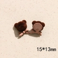 Detail van 15x13mm fluwelen beer DIY-accessoire met strik, voorzijde en platte achterkant - Donkere Koffiestrik Beerkop / 15mmx13mm