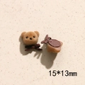 Detail van 15x13mm gevlokte beer bedeltje met bruine strik en platte hars achterkant - Licht Khaki Strik Beerkop / 15mmx13mm