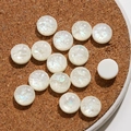 Dettaglio di ciondoli tondi da 10mm in finta madreperla per accessori orecchini DIY - Stile Tondo Frammenti di Conchiglia 10mm