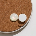 Dettaglio di cabochon tondi in resina madreperla da 16 mm su base di sughero - Stile Tondo 16mm