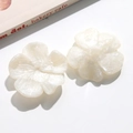 Gros plan de boucles d'oreilles fleurs en résine blanc nacré aux pétales texturés élégants - Blanc