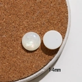 Vista dettagliata di cabochon tondi in resina madreperla da 14mm per creazioni artigianali DIY - Stile Tondo 14mm