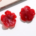 Gros plan détaillé de fleurs en résine rouge brillant pour accessoires de cheveux DIY - Rouge