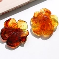 Détails d'accessoires de fleurs en résine ambrée avec texture marbrée et finition - Ambre