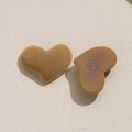Vue macro de breloques de boucles d'oreilles en forme de cœur floqué kaki effet velours - Cœur Café Clair