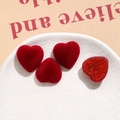 Dettaglio di ciondoli a cuore in velluto rosso e glitter per gioielli e creazioni fai-da-te - Marrone scuro