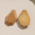 Détail de boucles d'oreilles géométriques marron floquées avec fini mat et tiges arrière - Polygone Café Clair